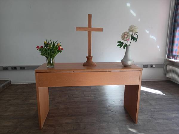 Der Altar ist geschmückt und lädt zum Gottesdienst ein