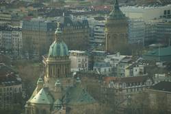 Blick von oben auf die Christuskirche und den Wasserturm in Mannheim