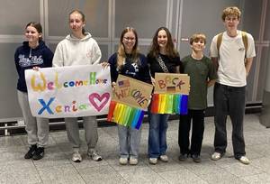 Jugendliche werden am Frankfurter Flughafen nach USA-Reise willkommen geheißen.